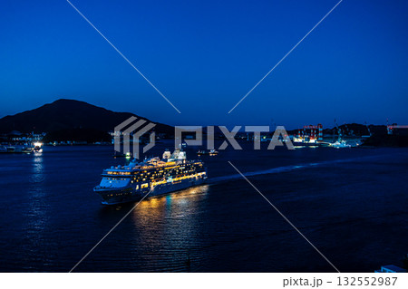 長崎港客船入港(Star Navigator)女神大橋から夜景ライトアップ【長崎市】 長崎港客船入港(Star Navigator)女神大橋から夜景ライトアップ【長崎市】 132552987