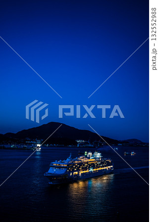 長崎港客船入港（Star Navigator）女神大橋から夜景ライトアップ【長崎市】 132552988