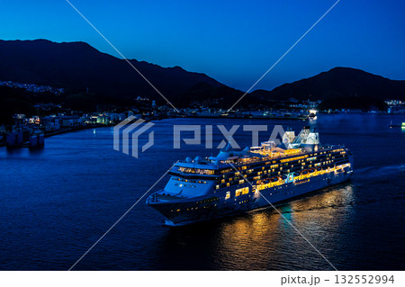 長崎港客船入港(Star Navigator)女神大橋から夜景ライトアップ【長崎市】 長崎港客船入港(Star Navigator)女神大橋から夜景ライトアップ【長崎市】 132552994