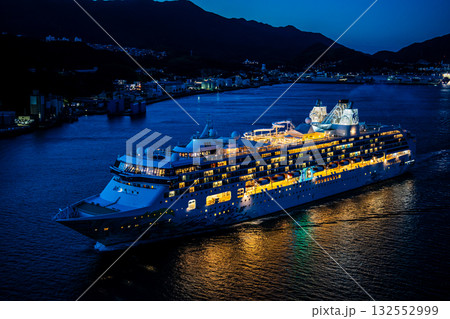 長崎港客船入港(Star Navigator)女神大橋から夜景ライトアップ【長崎市】 長崎港客船入港(Star Navigator)女神大橋から夜景ライトアップ【長崎市】 132552999