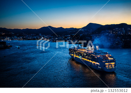 長崎港客船入港（Star Navigator）女神大橋から夜景ライトアップ【長崎市】 132553012