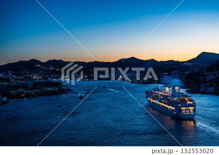 長崎港客船入港(Star Navigator)女神大橋から夜景ライトアップ【長崎市】 長崎港客船入港(Star Navigator)女神大橋から夜景ライトアップ【長崎市】 132553020