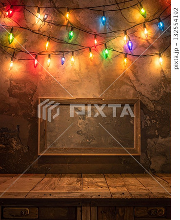 画面上部を飾る、温かい色のフェアリーライト 132554192