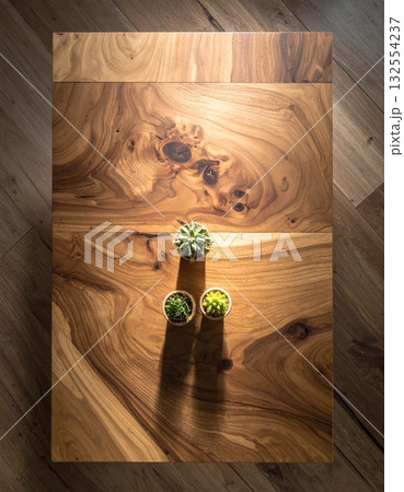 柔らかな光が差し込む木目調のテーブル 132554237