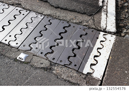 踏切へ転用される碓氷峠アプト式線路（埼玉県鴻巣市） 132554576