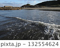 沖側から撮影した波打ち際 132554624