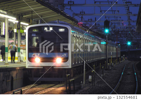 高架化工事中の浦和駅に停車中の京浜東北線209系（2006年6月） 132554681
