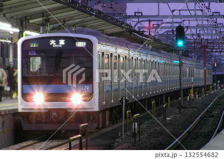 高架化工事中の浦和駅に停車中の京浜東北線209系試作車（2006年12月） 132554682