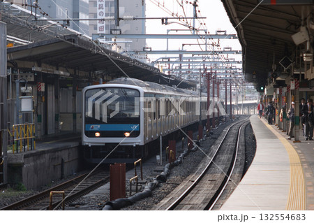 高架化工事中の浦和駅に停車中の京浜東北線209系（2008年4月） 132554683