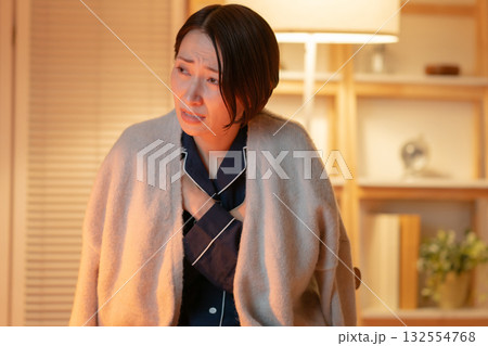 寒さに震える女性 寒さに震える女性 132554768