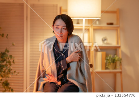 寒さに震える女性 寒さに震える女性 132554770
