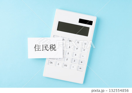 水色背景に住民税の文字と電卓 水色背景に住民税の文字と電卓 132554856