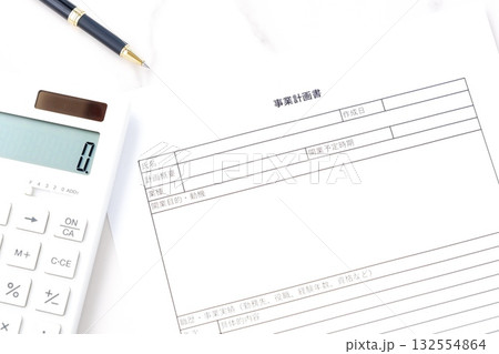 事業計画書 - 新規事業の立ち上げに先立ち、事業計画書を作成する起業家のイメージ 132554864
