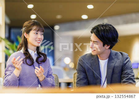 オフィスで同僚と打ち合わせをするビジネスパーソン 132554867