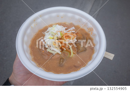 【日本】東京都葛飾区の柴又帝釈天周辺の初詣客で賑わう出店で買った器に入ったモツ煮込み 【日本】東京都葛飾区の柴又帝釈天周辺の初詣客で賑わう出店で買った器に入ったモツ煮込み 132554905