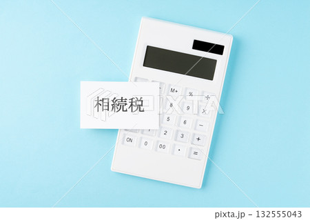 水色背景に相続税の文字と電卓 132555043