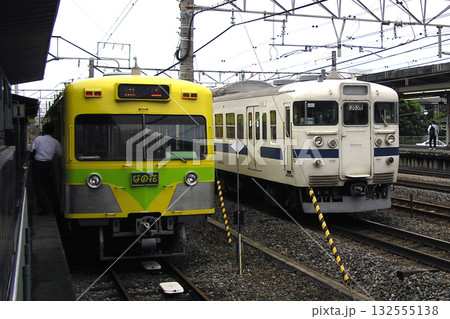 馬橋駅に停車中の流鉄流山線2000形なの花号と通過する常磐線403系電車 132555138