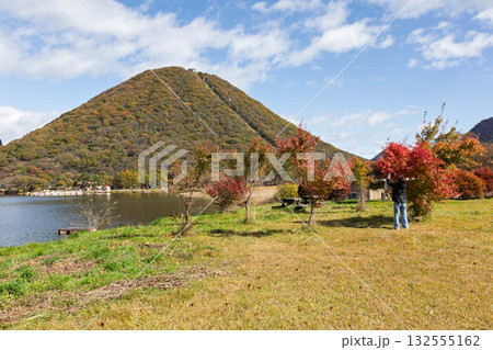 秋の榛名山　榛名湖と榛名富士 132555162