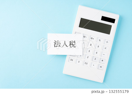 水色背景に法人税の文字と電卓 水色背景に法人税の文字と電卓 132555179