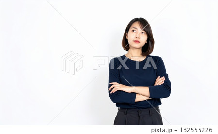 《AI画像》腕を組んで考え事をする若い女性 132555226