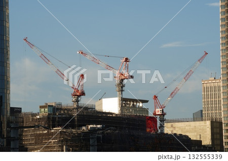 建設中のクレーンと建設現場のある風景 建設中のクレーンと建設現場のある風景 132555339