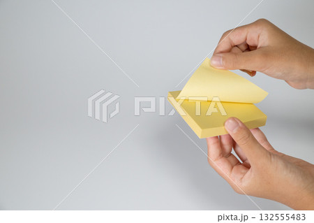付箋を剥がす手 132555483