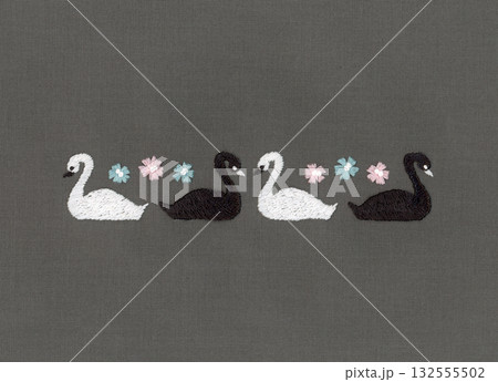白鳥と黒鳥の刺繍装飾 白鳥と黒鳥の刺繍装飾 132555502