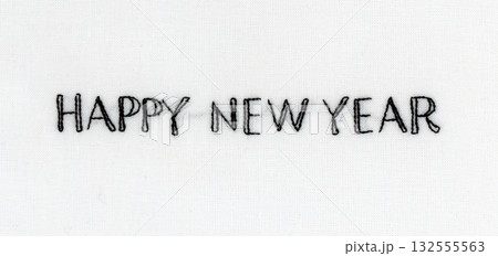 ハッピーニューイヤーの刺繍の文字 132555563