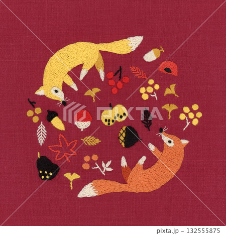 二匹の狐と秋のモチーフの刺繍 二匹の狐と秋のモチーフの刺繍 132555875