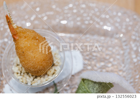 ガラス皿に盛り付けられたカニクリームコロッケ ガラス皿に盛り付けられたカニクリームコロッケ 132556023