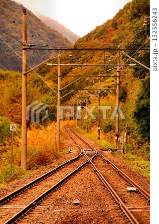 『秋の南会津』鉄道旅で錦秋の南会津路へ…　野岩鉄道【上三依塩原温泉駅】 132556243