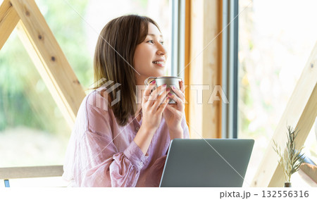 カフェでパソコンを使って仕事をする女 カフェでパソコンを使って仕事をする女 132556316