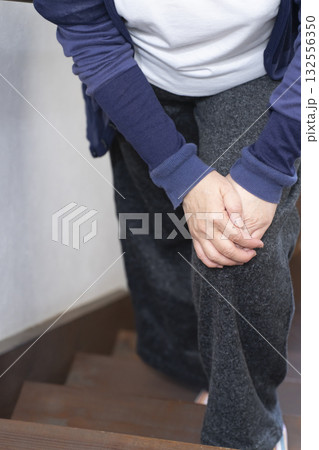 階段の上り下りで膝が痛いシニア女性 顔なし 階段の上り下りで膝が痛いシニア女性 顔なし 132556350