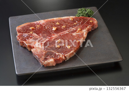 牛Tボーンステーキ(米国産)味付き 牛Tボーンステーキ(米国産)味付き 132556367