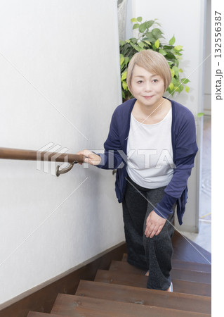 階段の上り下りで膝が痛いシニア女性 階段の上り下りで膝が痛いシニア女性 132556387