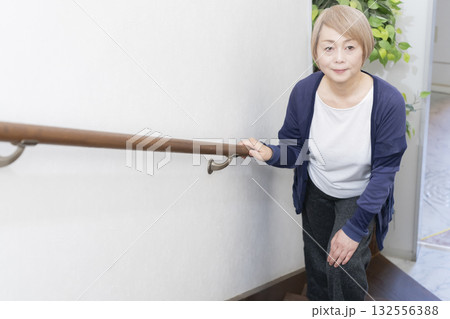 階段の上り下りで膝が痛いシニア女性 階段の上り下りで膝が痛いシニア女性 132556388