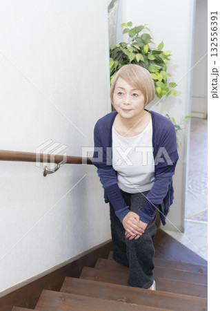 階段の上り下りで膝が痛いシニア女性 階段の上り下りで膝が痛いシニア女性 132556391