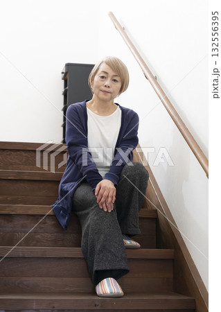 階段の上り下りで膝が痛いシニア女性  132556395