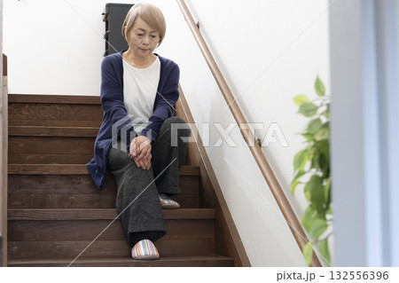 階段の上り下りで膝が痛いシニア女性  132556396
