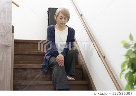 階段の上り下りで膝が痛いシニア女性 階段の上り下りで膝が痛いシニア女性 132556397