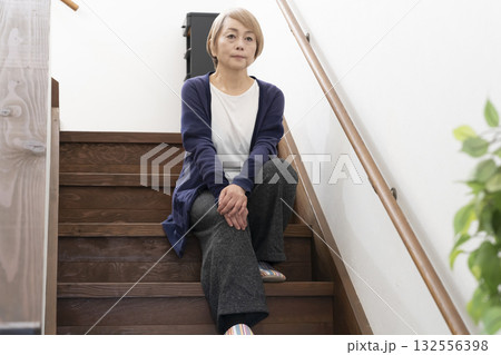 階段の上り下りで膝が痛いシニア女性 階段の上り下りで膝が痛いシニア女性 132556398