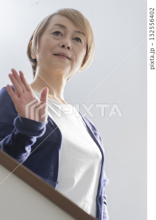 階段の上り下りで膝が痛いシニア女性  132556402