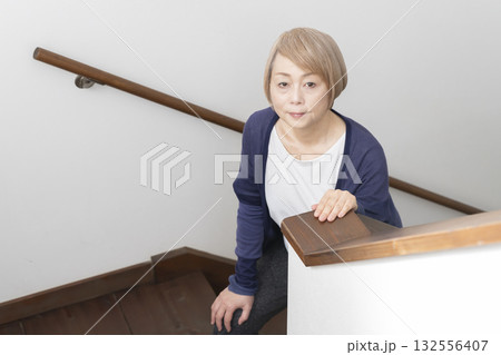 階段の上り下りで膝が痛いシニア女性  132556407