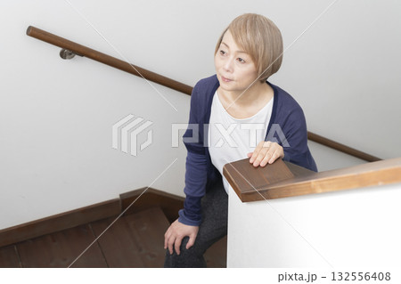 階段の上り下りで膝が痛いシニア女性 階段の上り下りで膝が痛いシニア女性 132556408