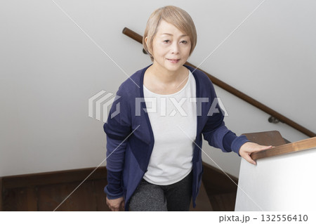 階段の上り下りで膝が痛いシニア女性 階段の上り下りで膝が痛いシニア女性 132556410