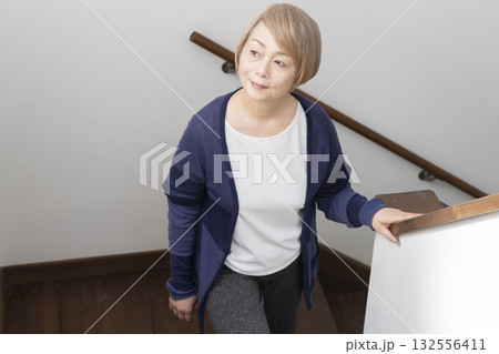 階段の上り下りで膝が痛いシニア女性 階段の上り下りで膝が痛いシニア女性 132556411