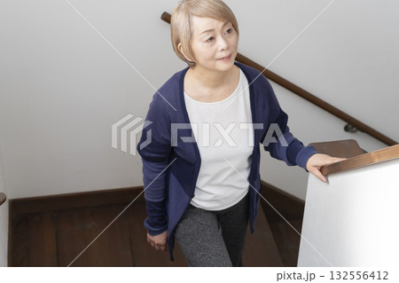 階段の上り下りで膝が痛いシニア女性  132556412