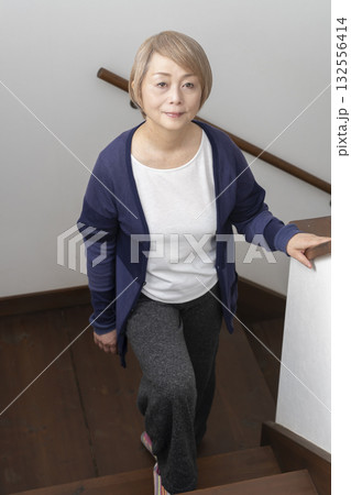 階段の上り下りで膝が痛いシニア女性  132556414