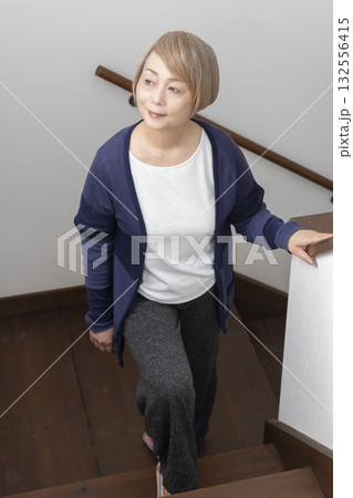 階段の上り下りで膝が痛いシニア女性  132556415
