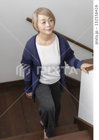 階段の上り下りで膝が痛いシニア女性 階段の上り下りで膝が痛いシニア女性 132556416
